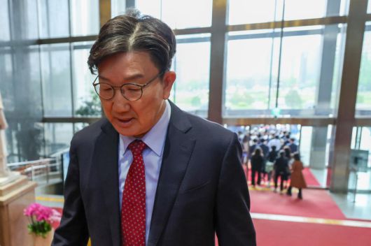 김문수 국민의힘 대통령 후보가 9일 서울 여의도 국회에서 열린 의원총회에서 지도부를 향해 “무소속을 당 후보 만들려 불법부당 수단 동원, 중단하라”며 입장을 밝힌 뒤 의총장을 떠나자 권성동 원내대표가 굳은 표정을 짓고 있다. 뉴스1