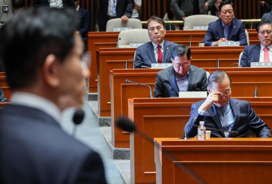 김문수 국민의힘 대통령 후보가 9일 서울 여의도 국회에서 열린 의원총회에서 지도부를 향해 “무소속을 당 후보 만들려 불법부당 수단 동원, 중단하라”며 입장을 밝히자 권영세 비대위원장이 굳은 표정을 짓고 있다. 뉴스1