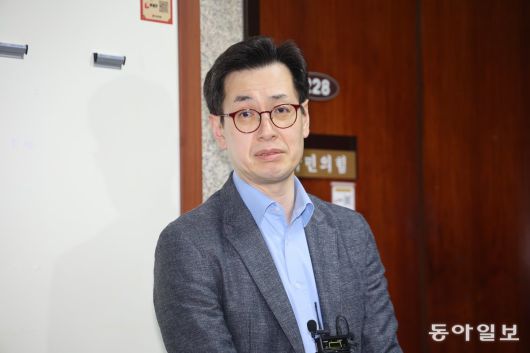 9일 오후 벌어진 단일화 협상이 결렬되고 한덕수 예비 후보 대리인인 손영택 전 국무총리 비서실장 나와 기자들에게 결렬 이유를 말하고 있다. 장승윤 기자 tomato99@donga.com