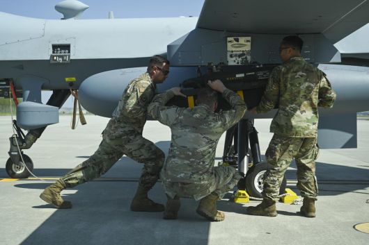 최근 실시된 대규모 한미 연합공중훈련 ‘프리덤 플래그’ 훈련을 위해 전북 군산공군기지에 전진배치된 리퍼(MQ-9) 무인공격기에 미군 정비무장요원들이 헬파이어 대전차 미사일을 장착하고 있다. 미 인도태평양사 홈페이지