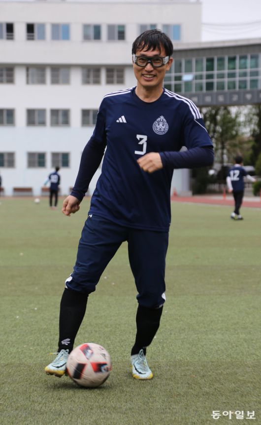 조영훈 뉴고려병원 정형외과 외상센터 과장이 모교인 서울 여의도고교 운동장에서 밝은 표정으로 공을 드리블하고 있다. 어릴 때부터 취미로 공을 찬 그는 매주 2~3회 축구를 즐기며 FC 메디칼스 멤버로 세계의사축구대회에도 출전하고 있다. 양종구 기자 yjongk@donga.com