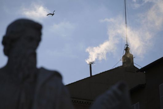 8일(현지 시간) 오후 9시경 바티칸 시국 시스티나 성당 굴뚝에서 교황 선출을 알리는 흰색 연기가 피어오르고 있다. 이날 제267대 교황으로 미국의 로버트 프랜시스 프레보스트(69) 추기경이 선출됐다. 새 교황의 즉위명은 ‘레오 14세’로 ‘레오’는 라틴어로 ‘사자’를 뜻한다. 2025.05.09.바티칸=AP/뉴시스