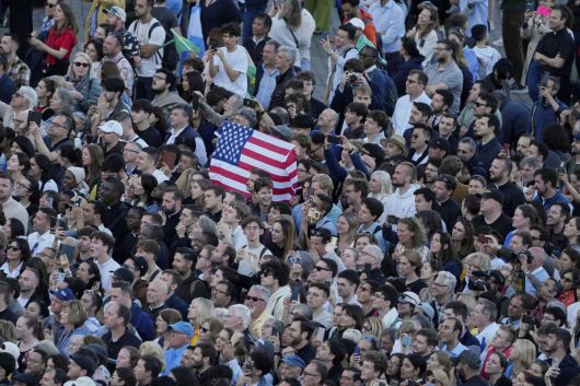 가톨릭 역사상 처음으로 미국 태생의 교황이 탄생하자 성 베드로 광장의 일부 신자들은 성조기를 흔들며 반겼다. 바티칸=AP 뉴시스