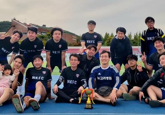 조형훈 과장(앞줄 왼쪽에서 네 번째)이 지난해 열린 경기 김포시 대회에서 3위를 한 뒤 선수들과 포즈를 취했다. 조영훈 과장 제공.