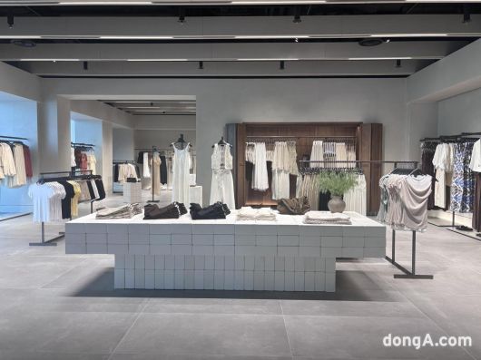 9일 새 단장한 자라  명동 눈스퀘어 플래그십스토어. 황소영 기자 fangso@donga.com