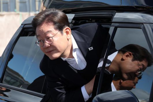 민심을 청취하는 ‘경청 투어’에 나선 이재명 더불어민주당 대선후보가 10일 경남 창녕군 창녕시장 인근에 도착해 차량에서 내리고 있다. 2025.05.10. 창녕=뉴시스