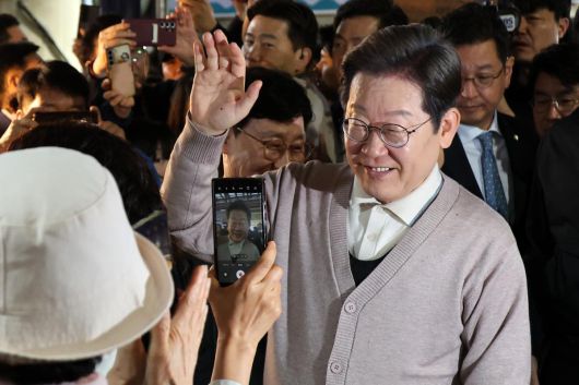 민심을 청취하는 ‘경청 투어’에 나선 이재명 더불어민주당 대선후보가 9일 경북 영천시 영천공설시장에서 시민들에게 인사하고 있다. 2025.05.09.뉴시스