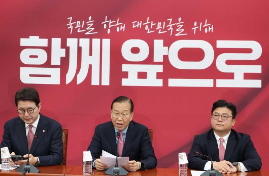 국민의힘 권영세 비상대책위원장(가운데)이 10일 오전 서울 여의도 국회에서 열린 후보 재선출 관련 기자회견에서 발언을 하고 있다. 왼쪽부터 신동욱 수석대변인, 권 비대위원장, 강명구 의원. 뉴시스