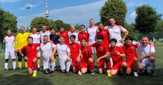 조영훈 뉴고려병원 정형외과 외상센터 과장(뒷줄 오른쪽에서 네 번째)이 2023 오스트리아 빈에서 열린 세계의사축구대회에서 헝가리 선수들과 기념사진을 찍었다. 조영훈 과장 제공.