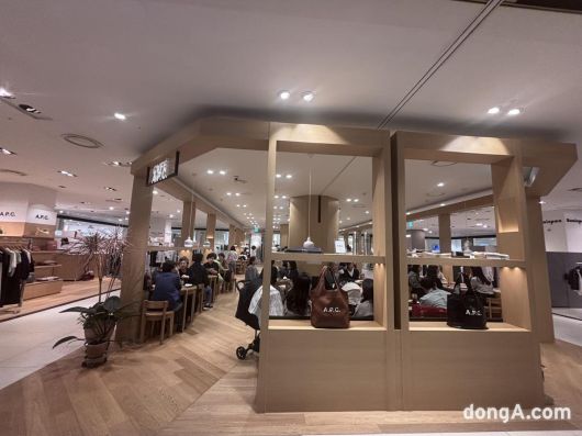 현대백화점 신촌점에 입점한 아페쎄 카페. 아페쎄 매장 바로 옆에 위치했다. 황소영 기자 fangso@donga.com