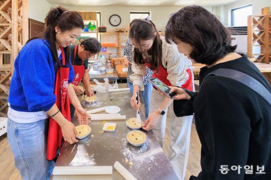 예산사과와인 양조장에서  방문객들이 참여하는 애플파이 만들기 체험.
