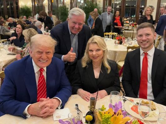 지난해 12월 당선인 신분이었던 트럼프 대통령의 사저에서 열린 만찬. 맨 왼쪽부터 트럼프 대통령, 그레이엄 의원, 베나민 네타냐후 이스라엘 총리의 부인 사라 여사와 장남 야이르. 사진 출처 그레이엄 의원 인스타그램