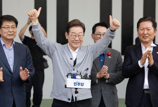 경청투어에 나선 이재명 더불어민주당 대통령 후보가 11일 오후 전남 해남군 군민광장 야외공연장에서 연설에 앞서 엄지를 들어보이고 있다. 뉴스1