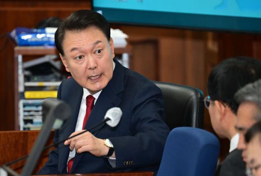 12·3 비상계엄을 선포해 내란 우두머리 혐의로 재판에 넘겨진 윤석열 전 대통령이 21일 오전 서울 서초구 서울중앙지법 417호 법정에 앉아 변호인단과 대화를 하고 있다. 2025.04.21 사진공동취재단