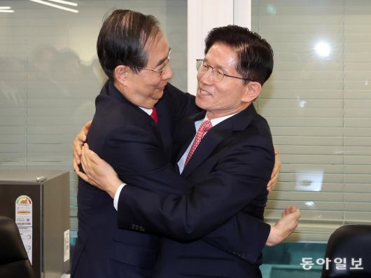 국민의힘 김문수 대통령선거 후보와 한덕수 전 국무총리가 11일 서울 여의도 국민의힘 대선후보 사무실에서 회동을 마친 뒤 포옹하고 있다.박형기 기자 oneshot@donga.com