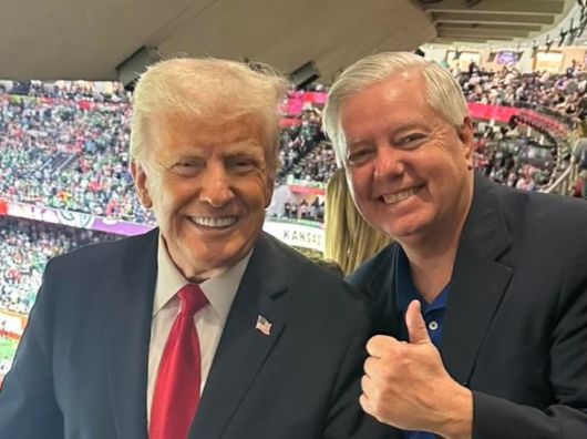 올 2월 슈퍼볼 경기장에서 만난 트럼프 대통령(왼쪽)과 그레이엄 의원. 사진 출처 그레이엄 의원 인스타그램