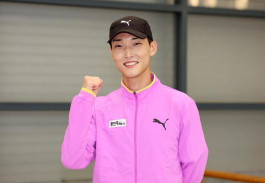 ‘스마일 점퍼’ 우상혁이 카타르 도하에서 열린 ‘왓 그래비티 챌린지’에서 우승을 차지한 후 10일 오후 인천국제공항 제1여객터미널을 통해 귀국해 파이팅 포즈를 취하고 있다. 인천=뉴시스