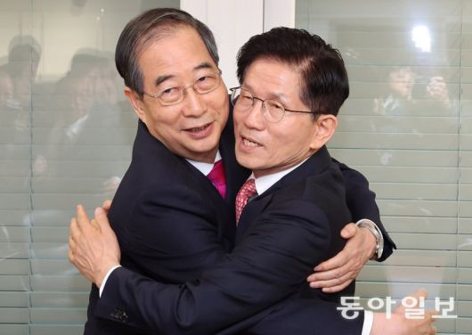 국민의힘 김문수 대선 후보(오른쪽)와 한덕수 전 국무총리가 11일 서울 여의도 국민의힘 당사에서 만나 포옹하고 있다. 박형기 기자 oneshot@donga.com