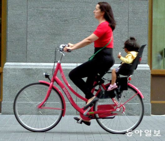 ‘철학적 해석학’의 창시자인 한스게오르크 가다머는 백 살 넘게 장수했던 철학자(위쪽 사진 왼쪽)다. 그는 자신의 건강에 대한 철학을 책(위쪽 사진 오른쪽)으로 펴내고, 매일 자전거를 타면서 건강 관리에 신경을 썼다. 가다머에 따르면 장수의 비결은 자전거를 탈 때 지속적으로 균형을 잡아가듯 몸과 마음의 균형을 늘 유지하는 것에 있다. 사진 출처 위키피디아·동아일보DB