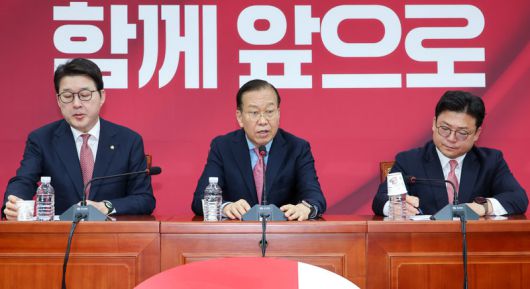 국민의힘 권영세 비상대책위원장(가운데)이 10일 김문수 대선 후보 자격 취소와 한덕수 전 국무총리 입당 및 대선 후보 등록 과정에 대해 밝히고 있다. 뉴스1