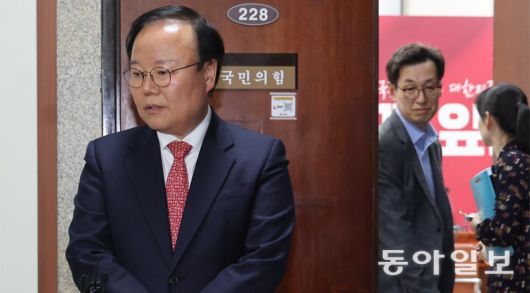 단일화 협상 결렬 뒤 설명 중인 국민의힘 김문수 대선 후보 측 김재원 후보 비서실장. 오른쪽은 한덕수 전 국무총리 측인 손영택 전 총리 비서실장. 장승윤 기자 tomato99@donga.com