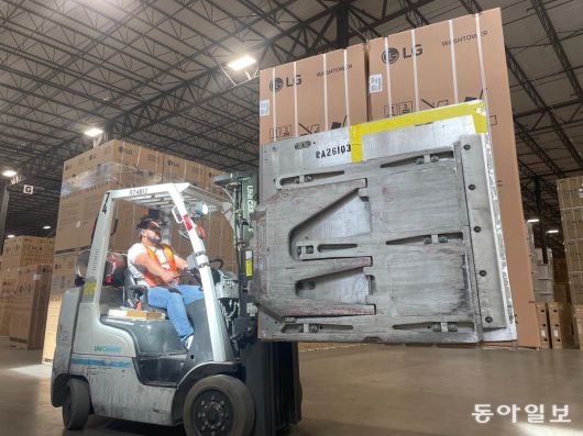 3월 29일(현지 시간) 미국 조지아주 돌턴 물류센터에서 현지 근로자가 집게형 특수 지게차를 이용해 LG전자의 대형 가전제품을 운반하고 있다. 돌턴=김형민 기자kalssam35@donga.com