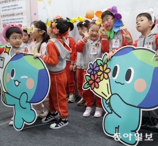 행사장을 찾은 어린이들이 경기도 캐릭터 봉공이와 기념사진을 찍고 있다. 수원=박형기 기자 oneshot@donga.com