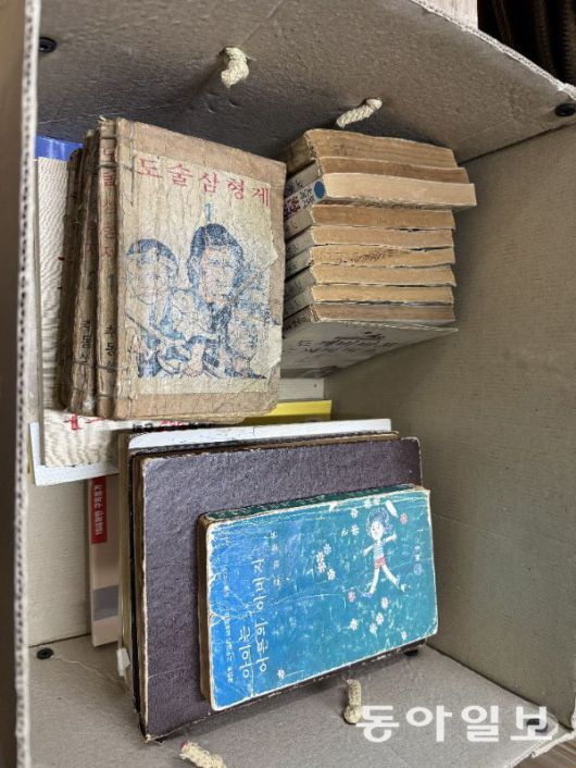 주식회사 고우영이 보관 중인 고우영 화백의 옛 작품들. 고 화백이 데뷔 초 쓰던 필명 ‘추동성’이 적혀 있는 것도 있다. 파주=김소민 기자 somin@donga.com