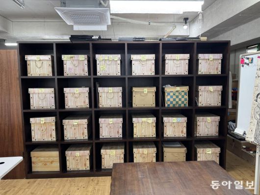 고 화백이 그린 원화와 스케치를 작품별로 모은 상자들. 파주=김소민 기자 somin@donga.com