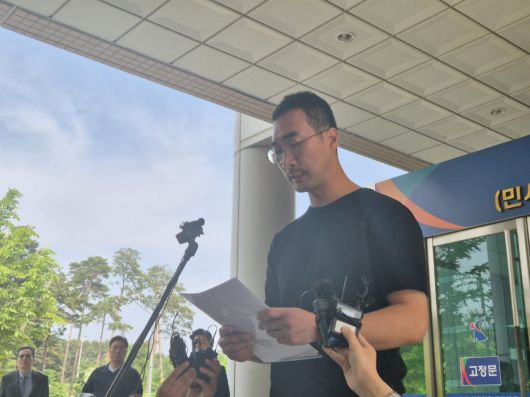 2022년 강원 강릉에서 일어난 급발진 의심사고로 목숨을 잃은 고(故) 이도현(당시 12세) 군의 아버지 이상훈 씨가 13일 춘천지법 강릉지원에서 열린 제조사와의 손배소 판결 선고를 마친 뒤 취재진에게 입장을 밝히고 있다. 뉴스1