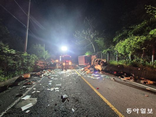 14일 오전 3시 57분경 장흥군 유치면 늑용리 왕복 2차선 도로에서 스포츠유틸리티(SUV) 차량과 1t화물차가 충돌해 운전자 2명이 그 자리에서 숨졌다. 경찰은 SUV 차량이 2km 가량 역주행한 것을 확인하고 음주 여부 등을 확인하기 위해 부검을 할 예정이다. 전남소방본부 제공