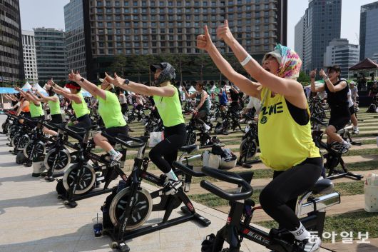 14일 서울 중구 서울광장에서 진행된 ‘2025 서울헬스쇼’에선 다양한 체험 행사가 열려 시민들의 호응을 얻었다. 참가자들이 단체로 음악에 맞춰 율동 등을 하며 자전거를 타는 ‘재키사이클 스피닝 체험’ 행사. 홍진환 기자 jean@donga.com