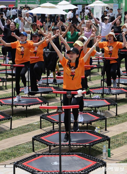 시민들이 단체로 점핑머신 운동을 즐기는 모습. 홍진환 기자 jean@donga.com
