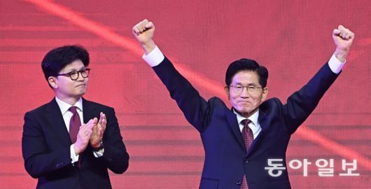 두 팔 번쩍 국민의힘 김문수 대선 후보(오른쪽)가 3일 경기 고양시 일산서구 킨텍스에서 열린 국민의힘 전당대회에서 대선 후보로 선출된 후 두 팔을 들어 인사하고 있다. 김 후보는 후보 수락 연설에서 “이재명 집권을 막기 위해서라면 어떤 세력과도 연대를 구축할 것”이라고 밝혔다. 왼쪽은 한동훈 전 대표. 고양=장승윤 기자 tomato99@donga.com