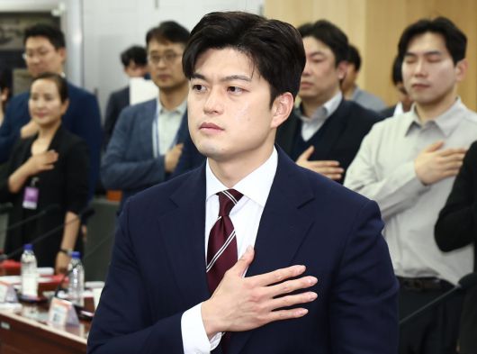 김용태 국민의힘 비상대책위원장이 16일 서울 여의도 국회 의원회관에서 열린 ‘e스포츠 지역리그의 성공적 정착 및 발전을 위한 토론회’에서 국민의례를 하고 있다. 2025.5.16/뉴스1