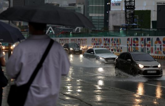 [서울=뉴시스] 전국 대부분 지역에 비가 내리고 있는 16일 서울 강남구 일대에서 차들이 물보라를 일으키며 지나가고 있다. 2025.05.16