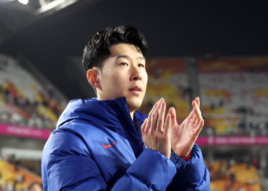 25일 경기 수원시 수원월드컵경기장에서 열린 2026 국제축구연맹(FIFA) 북중미 월드컵 아시아 지역 3차 예선 B조 8차전 대한민국과 요르단의 경기, 1-1 무승부로 경기를 마친 대한민국 손흥민이 팬들에게 인사하고 있다. 2025.03.25. [수원=뉴시스]