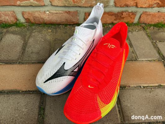 미즈노 네오젠(왼쪽), 나이키 알파플라이3 러닝화. 김상준 기자.