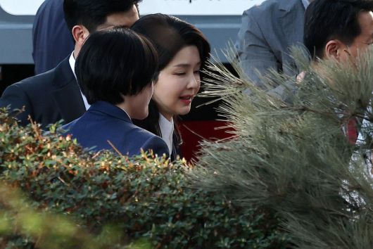 윤석열 전 대통령 부인 김건희 여사가 사저인 서울 서초구 아크로비스타로 들어서고 있다. 뉴스1