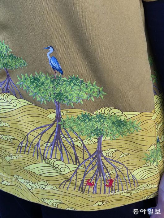 맹그로브숲 투어 가이드 옷에 그려져 있는 맹그로브 나무. 뿌리 사이에 수많은 해양생물이 살아간다.