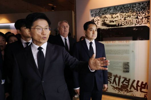 김문수 국민의힘 대통령 후보가 17일 오전 광주 북구 5.18민주묘지를 찾아 참배를 마친 뒤 5.18추모관을 둘러보고 있다. 2025.5.17/뉴스1