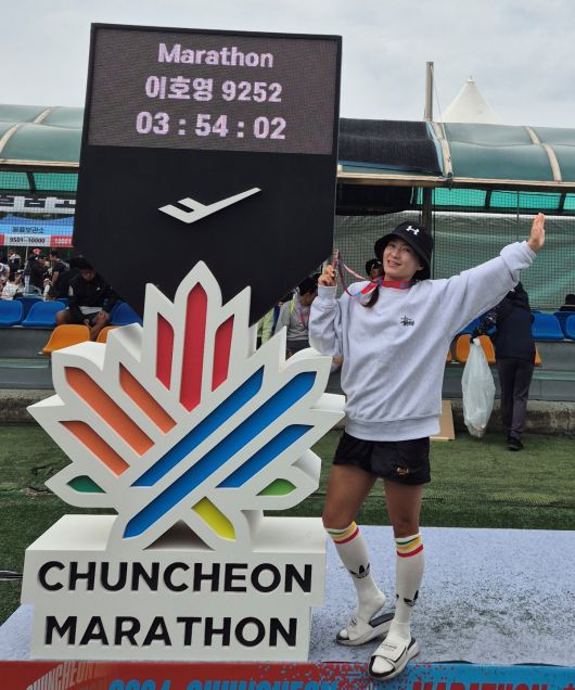 이호영 씨가 지난해  10월 춘천마라톤에서 풀코스 개인 최고기록 3시간 54분 02초를 세운 뒤 기념 사진을 찍고 있다. 이호영 씨 제공.