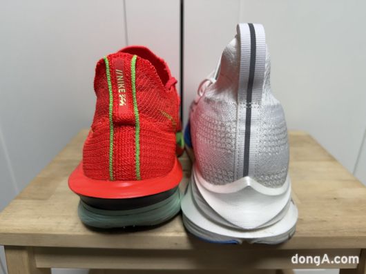 나이키 알파플라이3(왼쪽), 미즈노 네오젠 러닝화. 미즈노 네오젠의 발목을 감싸주는 니트 어퍼 부분이 더 높아 알파플라이3 보다 안정적인 착용감을 보인다. 김상준 기자.