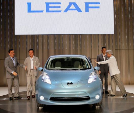 세계 최초 양산형 전기차 ‘리프’ 출시 행사장에 참석한 카를로스 곤 당시 닛산자동차 CEO(맨 왼쪽). 카를로스 곤은 취임 직후 닛산의 전기차 개발팀을 해체시켰지만, 2007년 다시 멤버들을 소집해 “프리우스와의 정면 승부다”라며 3년 안에 전기차를 개발해 출시하라고 지시한다. 배터리부터 새로 만들어야 하는 ‘맨땅에 헤딩’이라 매우 촉박한 일정이었지만, 놀랍게도 닛산 엔지니어들은 이 불가능한 미션을 성공시켰다. 동아일보 DB