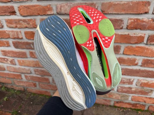 미즈노 네오젠(왼쪽), 나이키 알파플라이3 러닝화. 카본플레이트 등 다양한 기술이 적용된 나이키 알파플라이3가 눈에 띈다. 김상준 기자.