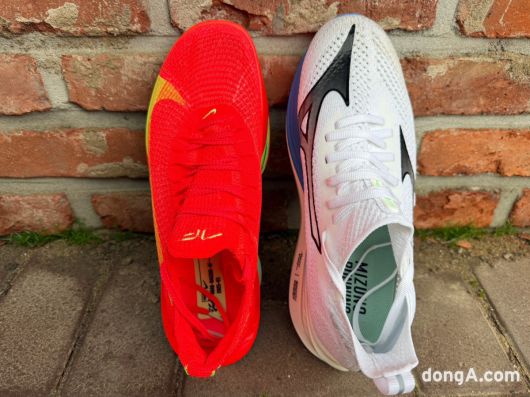 나이키 알파플라이3(왼쪽), 미즈노 네오젠 러닝화. 김상준 기자.