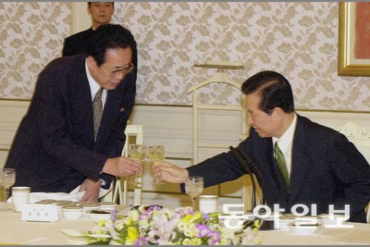 2000년 9월 청와대에서 김용순 노동당 비서가 김대중 대통령과 건배하고 있다. 그는 북한에서 혁명화가 무엇인지를 간부들에게 몸소 증명한 대표적 사례이기도 하다. 동아일보 DB.