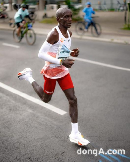 알파플라이3를 신은 엘리우드 킵초게 마라톤 선수.