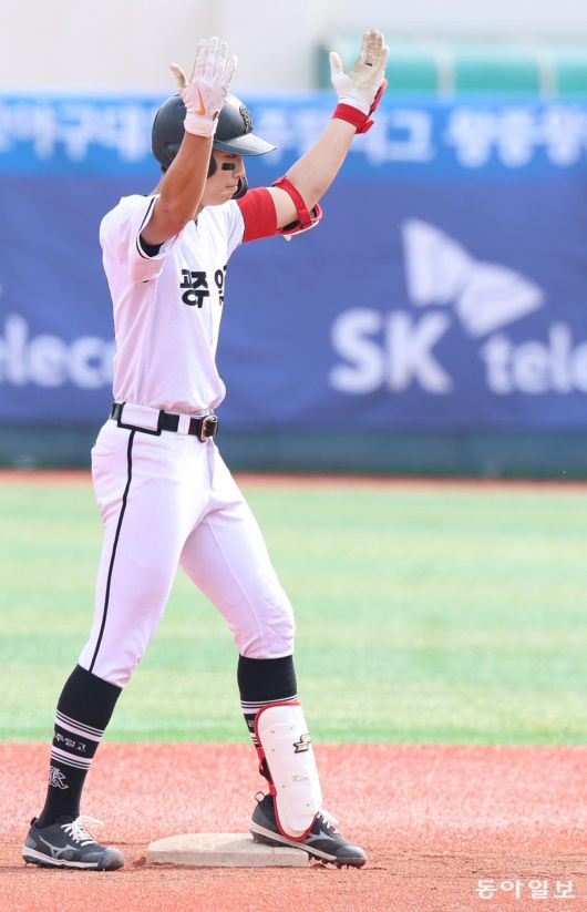 김성준이 타자로 출루한 후 베이스에서 세리머니를 하는 모습. 변영욱 기자 cut@donga.com