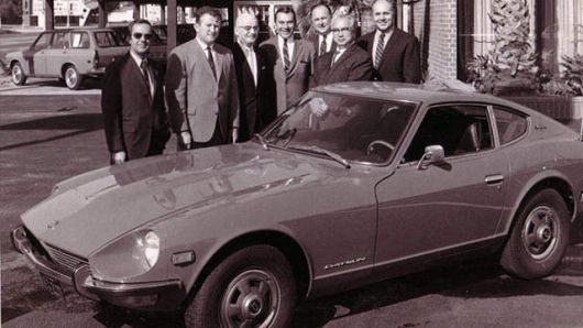 1960~70년대 닛산의 미국 수출 붐을 이끈 일등공신인 가타야마 유카타 미국 닛산 사장(오른쪽에서 두번째). 미국에서 딜러들과 함께 찍은 사진이다. 일본차가 ‘듣보잡’ 취급을 받던 시절, 세심한 서비스로 현지 딜러와 고객들 마음을 사로잡아 ‘닷선’을 미국에서 가장 인기 있는 수입차 브랜드로 만들었다. 경영능력이 뛰어나고 인품도 훌륭할 뿐 아니라, 닛산 창업자 아유카와와도 친척 관계였다. 이런 점이 오히려 그를 견제받게 만들었다. 닛산 홈페이지